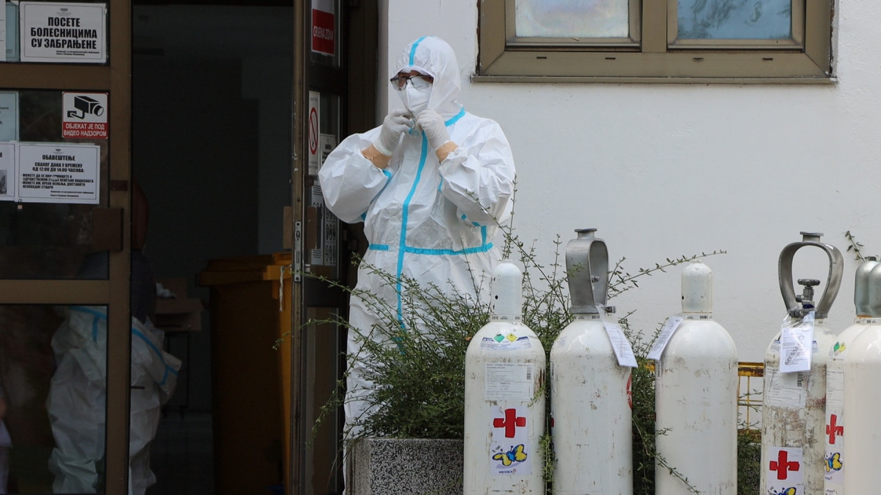 Foto/Boom93 Kovid bolnica Požarevac radnik u skafanderu