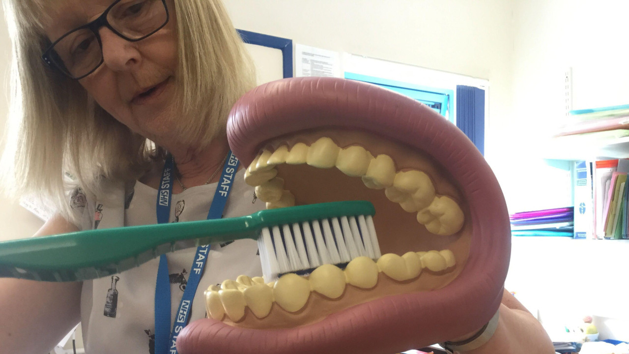 Žena objašnjava kako se peru zubi