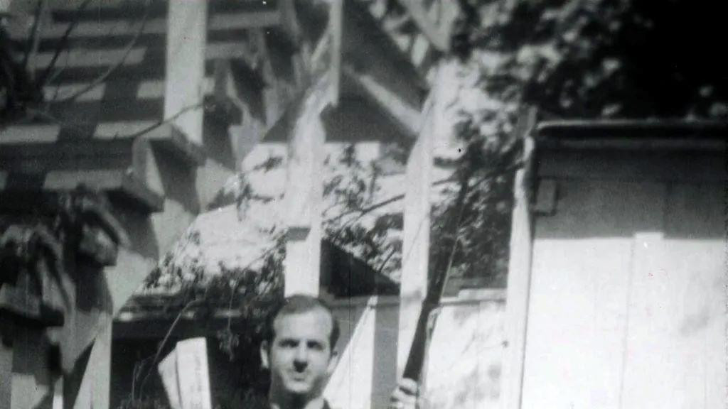Li Harvi Osvald drži pušku i komunističke novine na nedatiranoj fotografiji koju je objavila policijska služba Dalasa