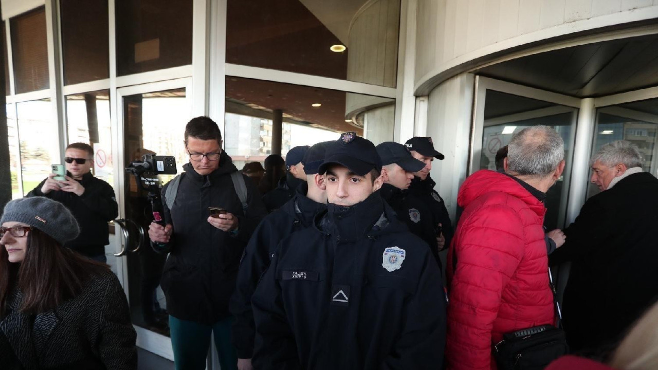 Policija pokušava da spreči stanovnike Kragujevca da uđu u opštinski hol opštine i na sednicu