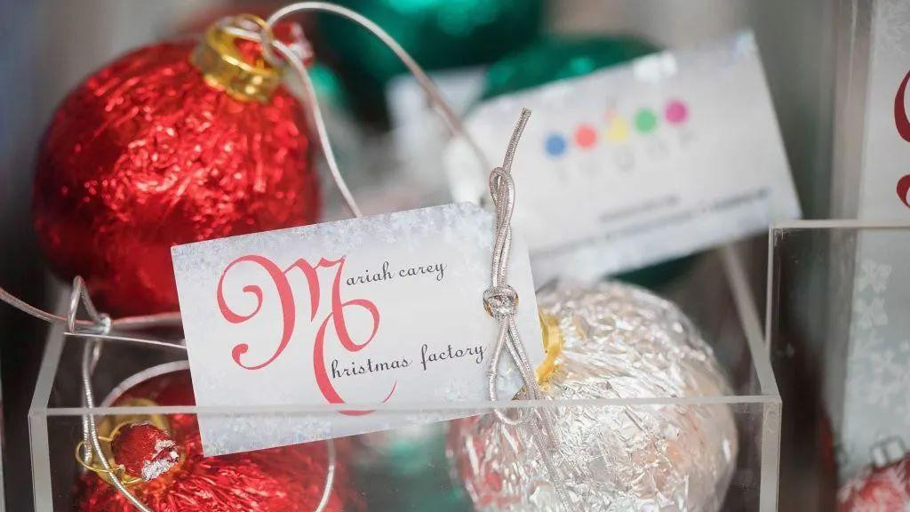 Božićni ukrasi na kojima je ime Maraje Keri