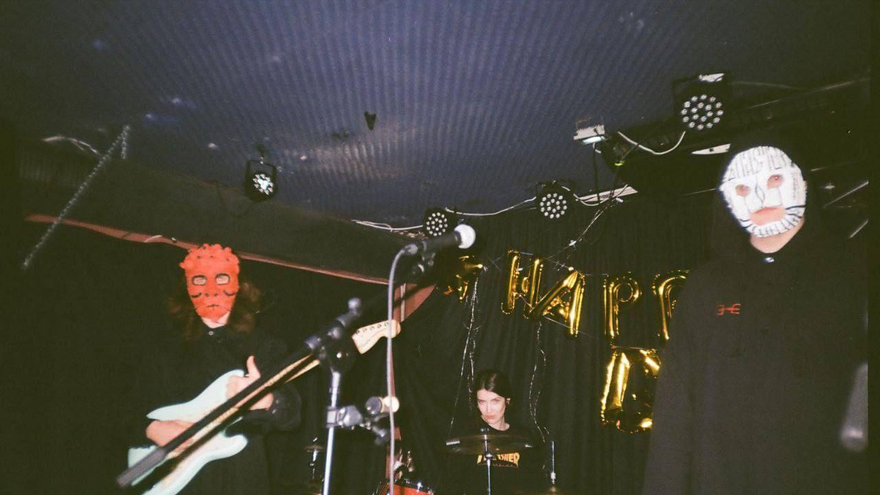 Bend Srpski nož osnovan je 2022. godine u Varšavi