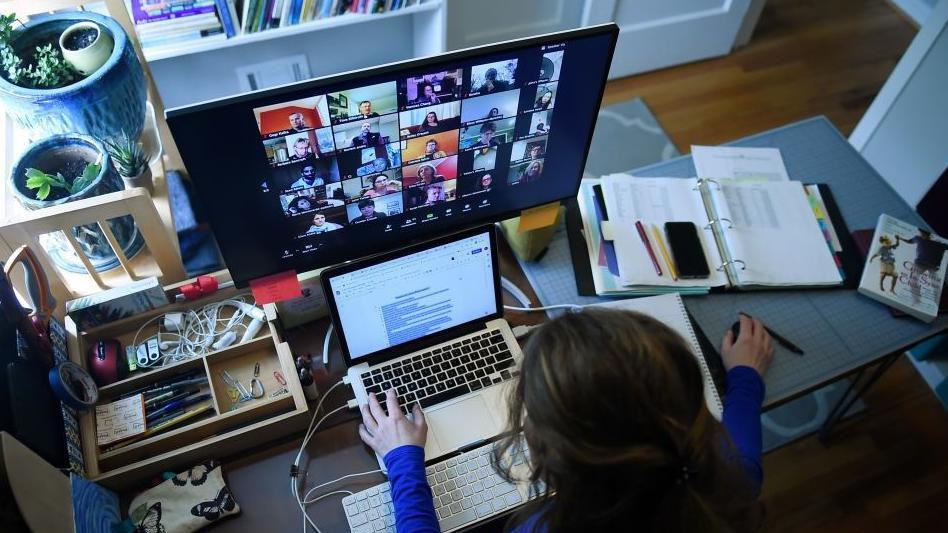 Žena za kompjuterom u stanu