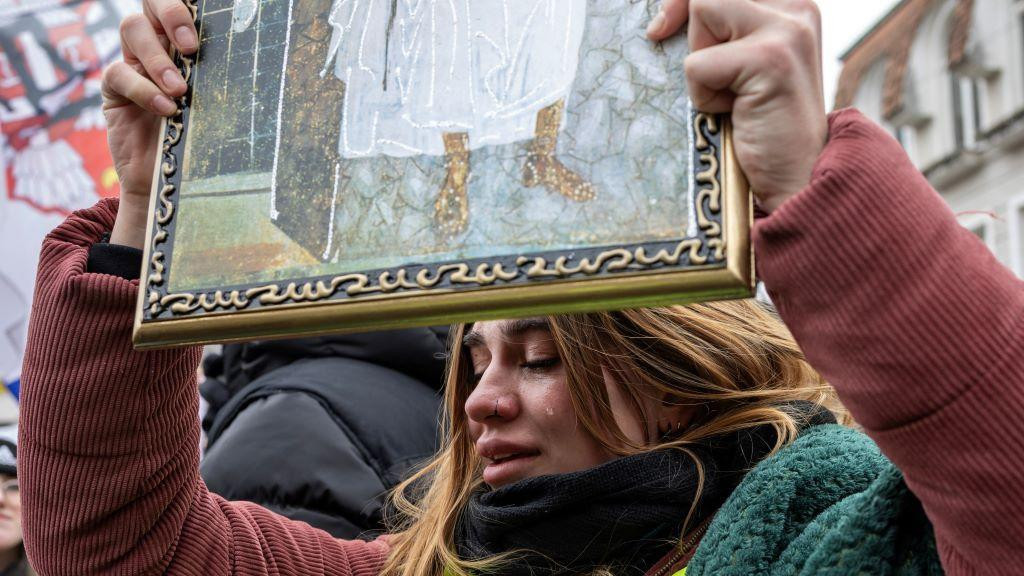 studentkinja koja pešači do Kragujevca plače dok meštani pozdravljaju studentsku kolonu