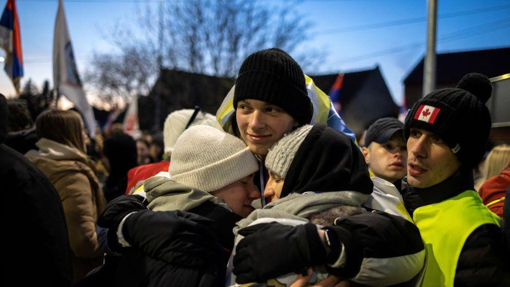 studenti se grle pošto su posle pešačenja stigli u Zaječar