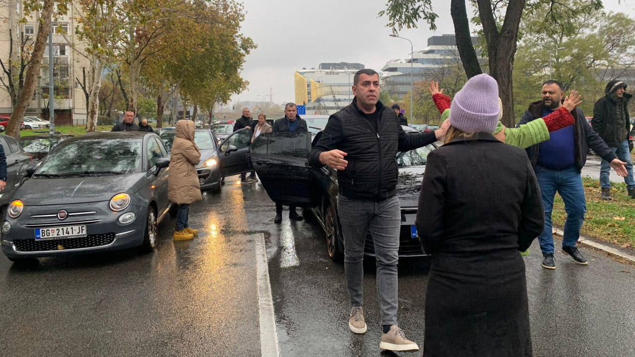 Ljudi na putu i automobili