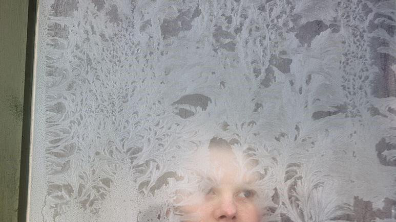 Žena gleda kroz prozor