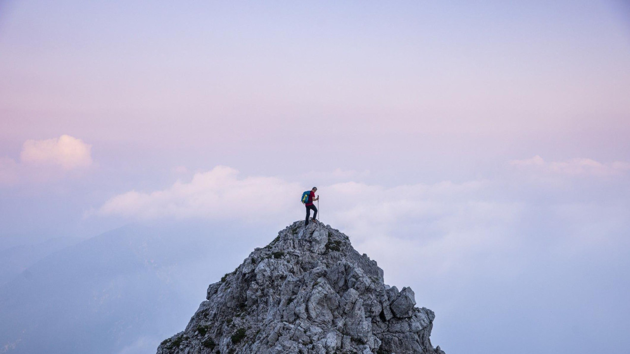 Čovek sam na planinarenju