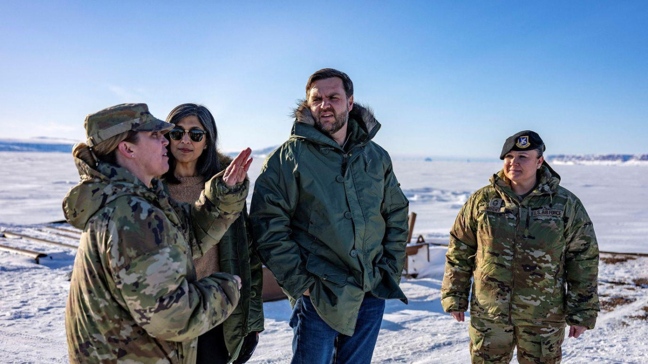 Džej Di Vens sa suprugom Ušom Vens u američkoj svemirskoj bazi Pitufuk