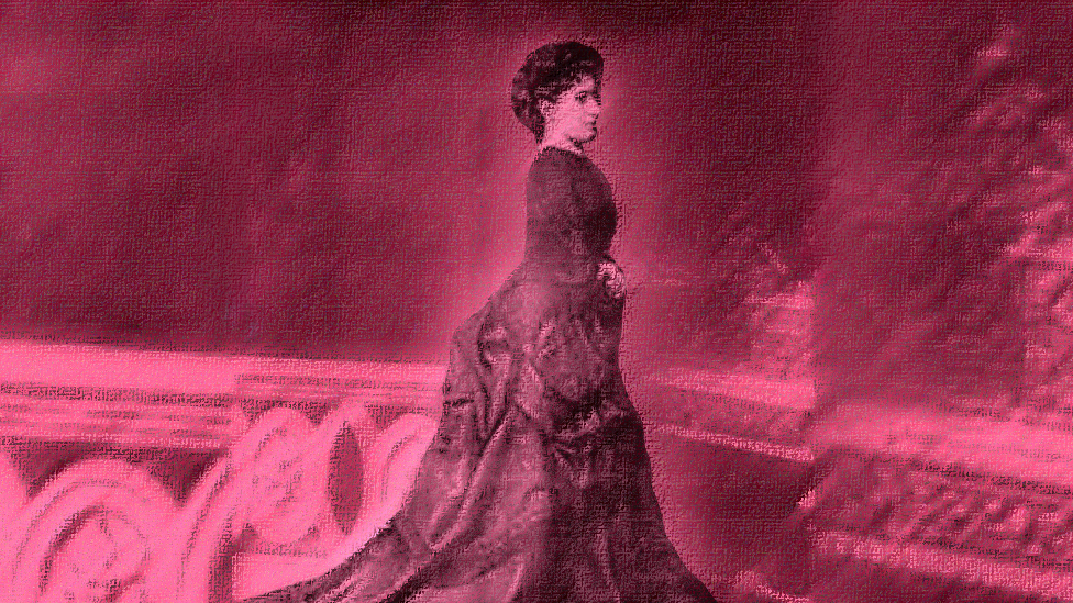 Jovanka Stojković, žena u dugoj haljini sa vezanom kosom pozira iz profila, crno-bela fotografija sa roze pozadinom