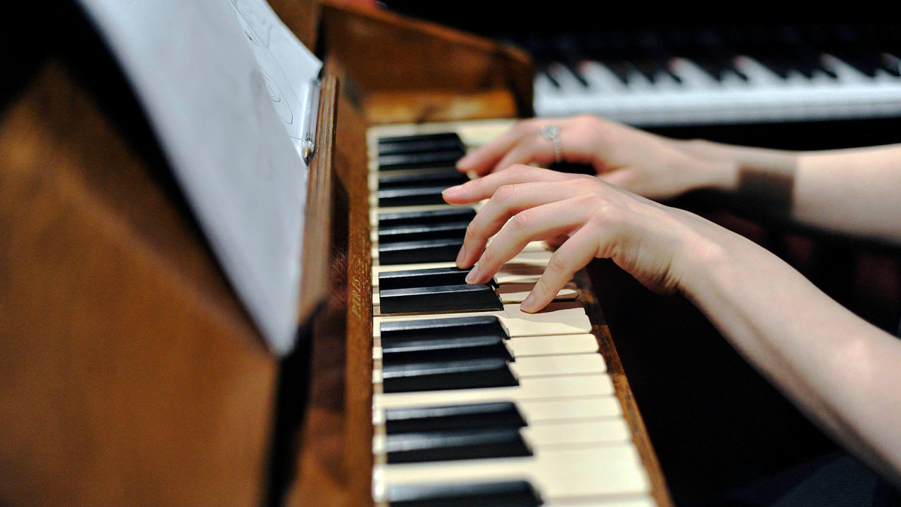 ženske ruke i klavir