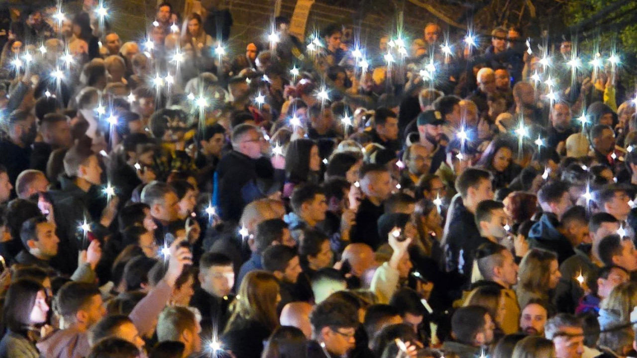 Studenti i građani na protestu ispred zgrade televizije Informer