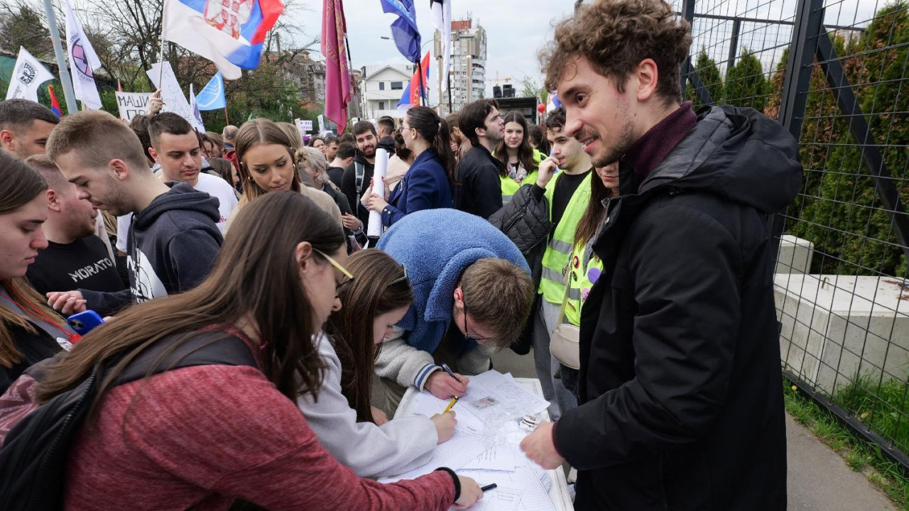 Potpisivanje peticije za ukidanje gradske frekvencije televiziji Informer