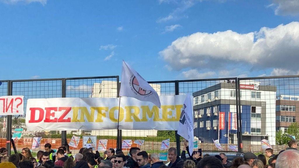 Na metalnoj ogradi ispred zgrade Informer zakačen je transparent Dezinformacija