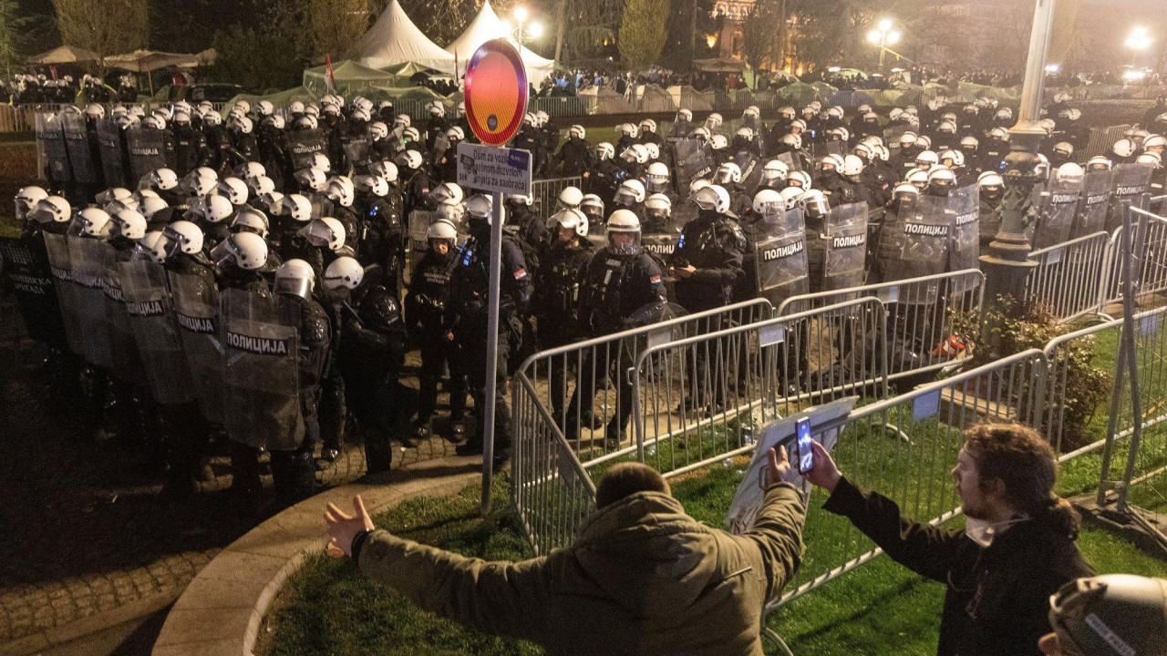 Policija na ulazu u Pionirski park u centru Beograda gde su i Predsedništvo Srbije i Skupština grada Beograda