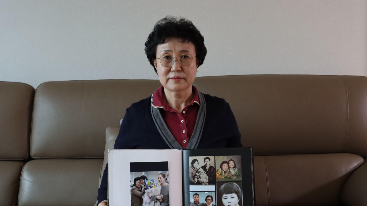 Han Tae drži u ruci album sa fotografijama