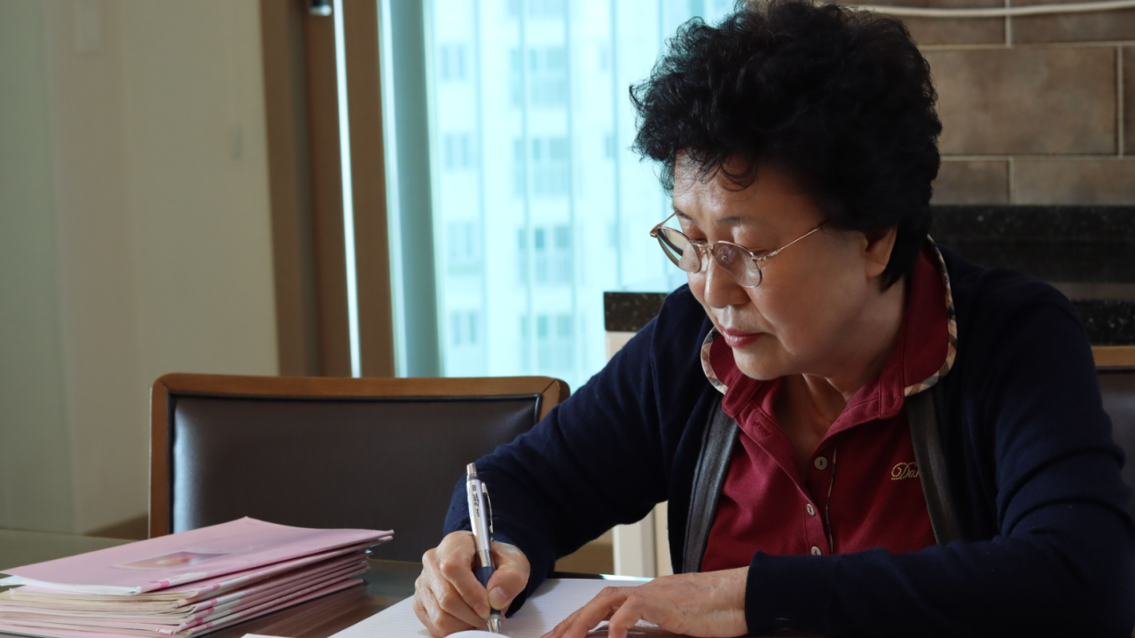 Han sedi i piše pismo