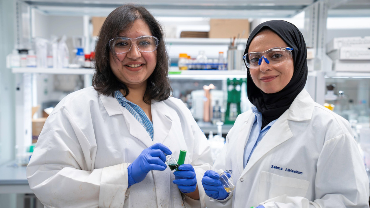 Sohini Batačarja (levo) i Salma Alhašim (desno)