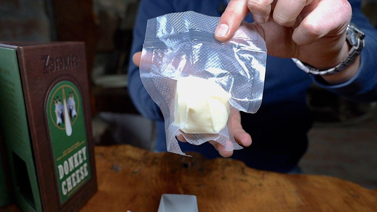 kockica od 50 grama magarećeg sira u prozirnom vakum-pakovanju