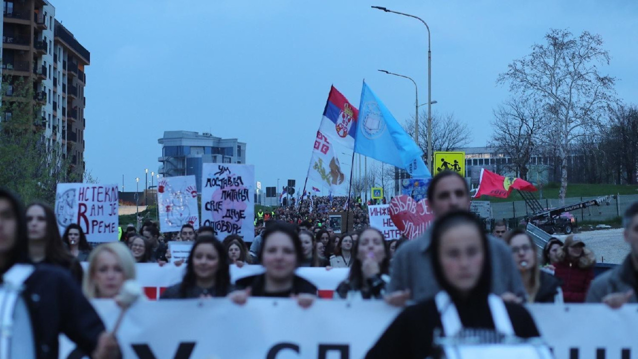 Demonstranti u koloni