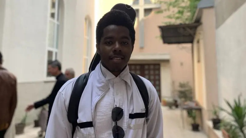 Glodi u dvorištu jezuitke crkve sa instrumentom na leđima