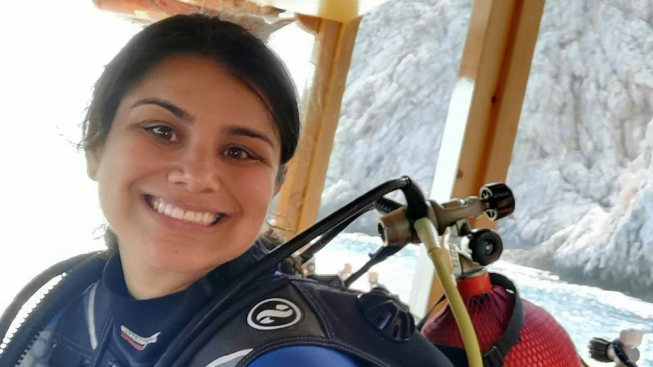 Sara Martin na palubi broda sa ronilačkom opremom