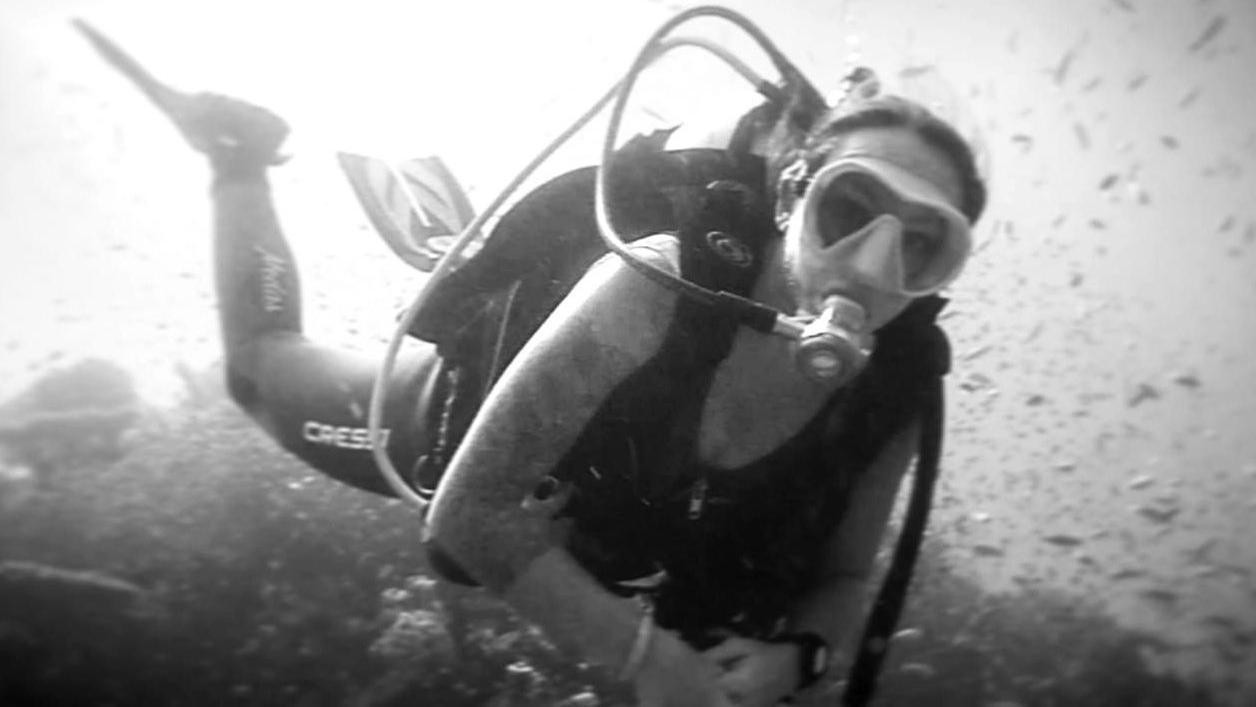 Hisora pod vodom, sa ronilačkom opremom
