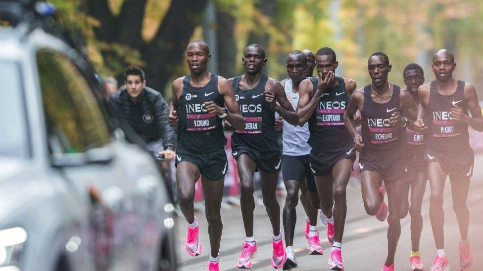 Kenijac Elijud Kipčoge (u sredini, u belom) 