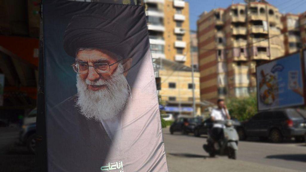 Iranski vrhovni vođa ajatolah Ali Hamnej može da se vidi na plakatima svuda po Bejrutu. Iran je glavni pomagač Hezbolaha i vrlo verovatno će odlučiti o budućnosti grupe