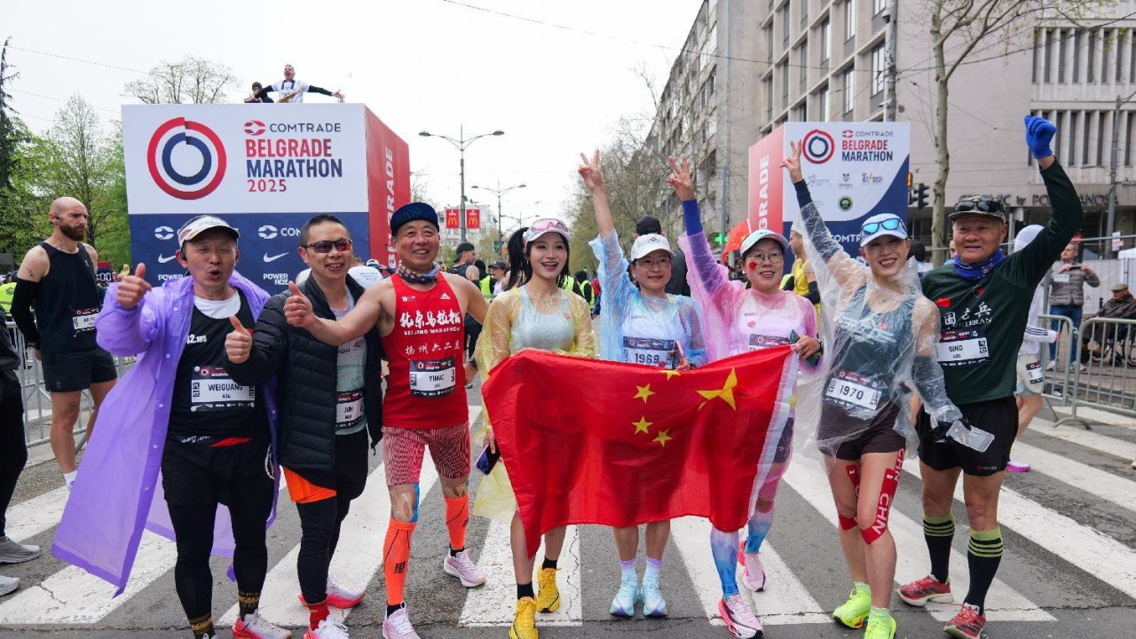 Trkači drže zastavu Kine