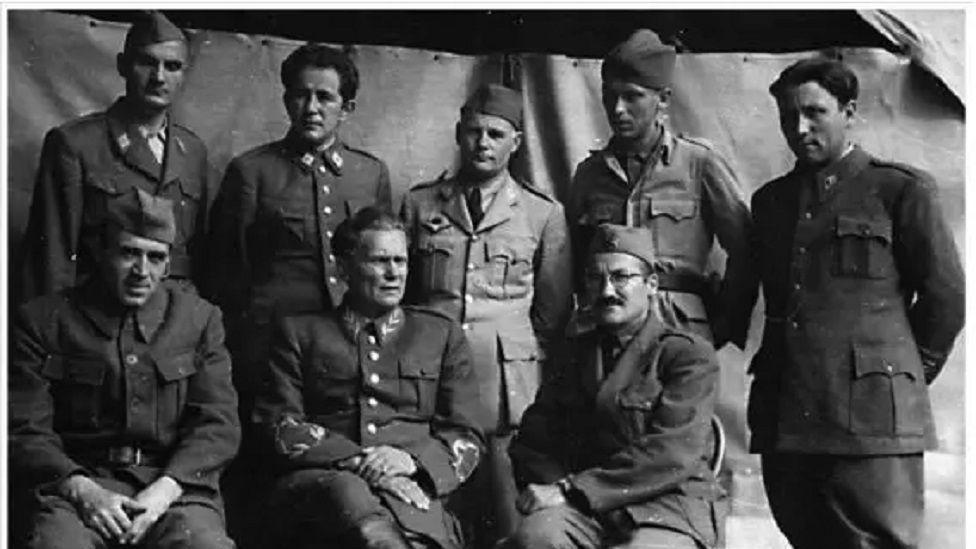 Vis 1944. godine: stoje sa leva na desno: Arso Jovanović, Milovan Đilas, nepoznati, Slobodan Penezić, Aleksandar Ranković; sede: Blagoje Nešković, Josip Broz, Momčilo Marković