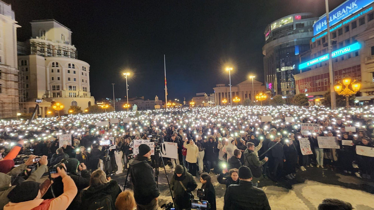 Protest u Skoplju, svetla telefona u masi u mraku