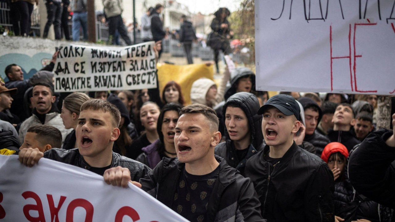 Besni građani pred opštinom Kočani