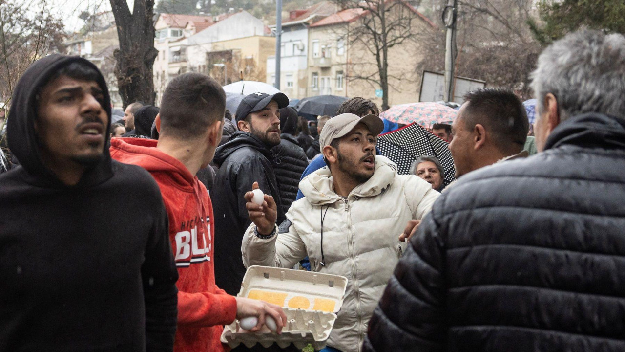 Jajima na zgradu opštine u Kočanima