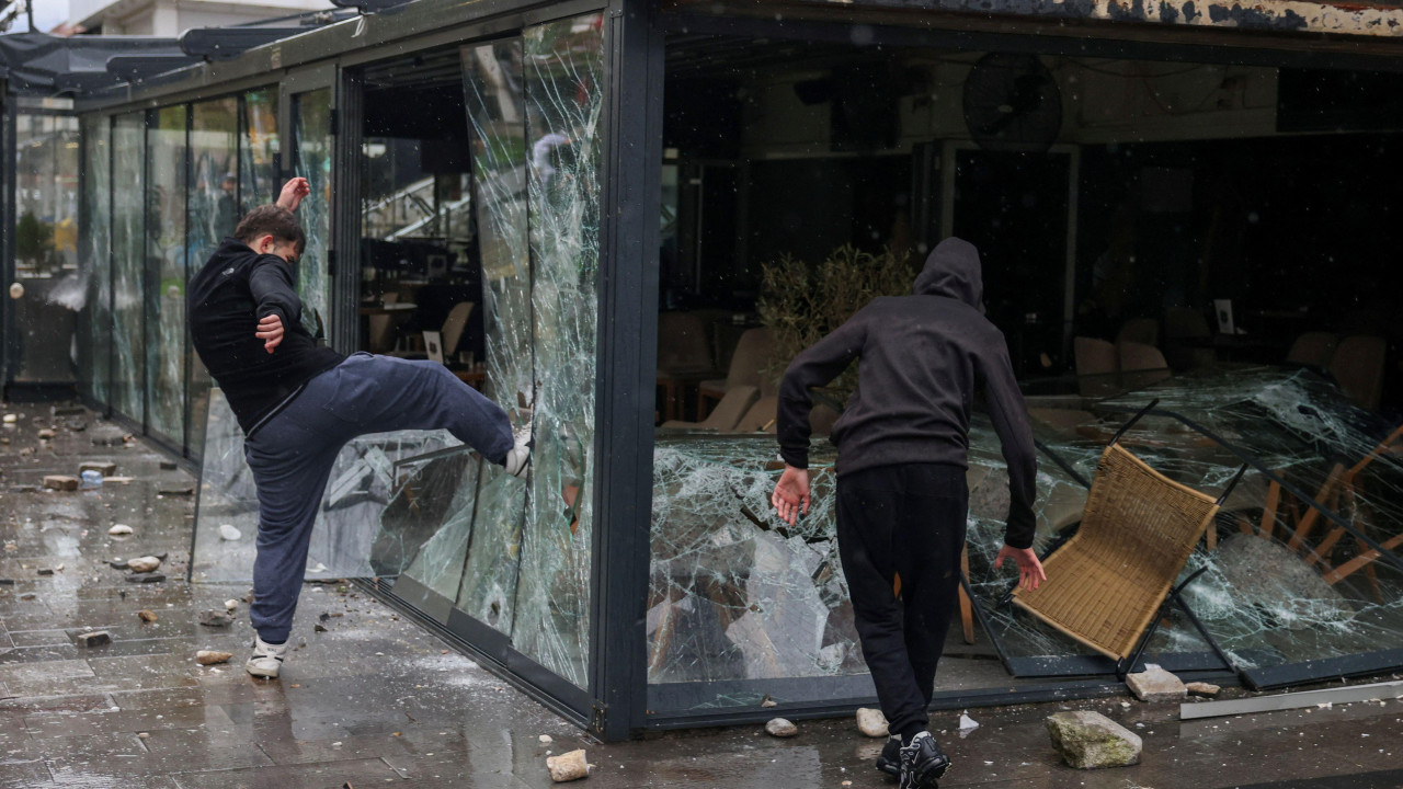 Mladići razbijaju kafić