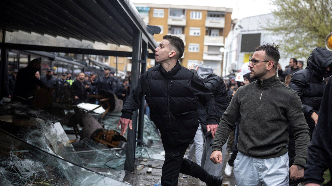 Muškarac baca kamenice