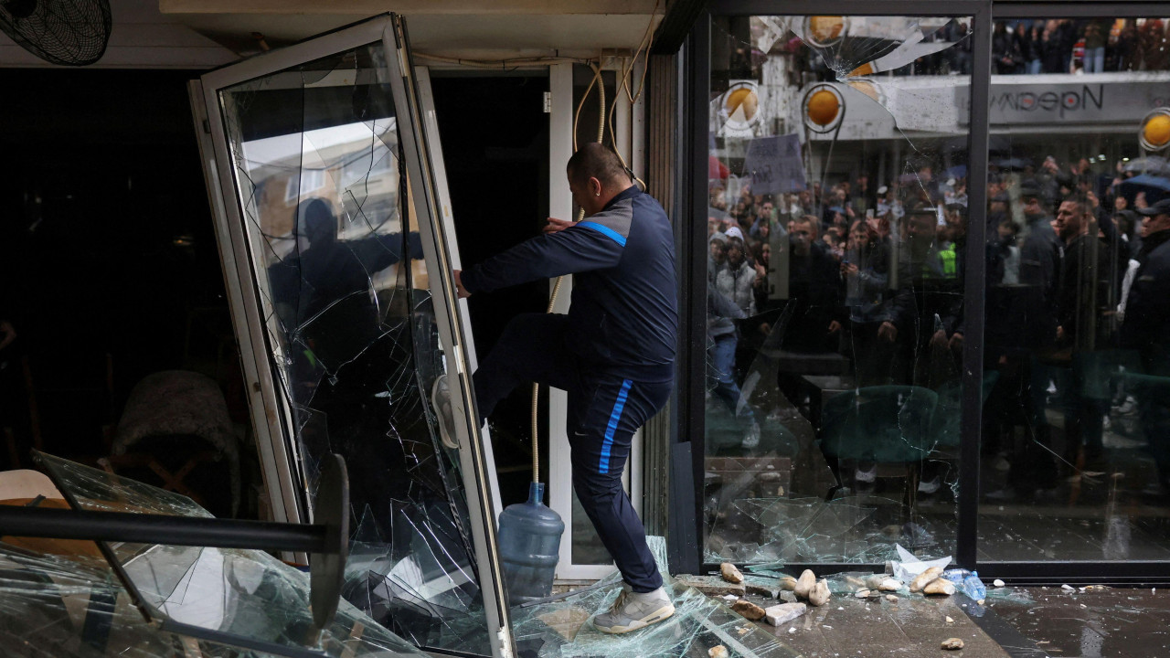 Čovek razbija staklo na kafiću u Kočanima