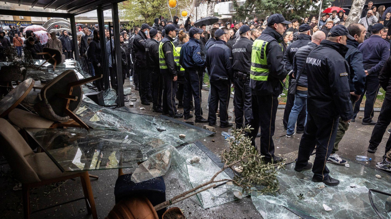 policija ispred razlupanog kafića 