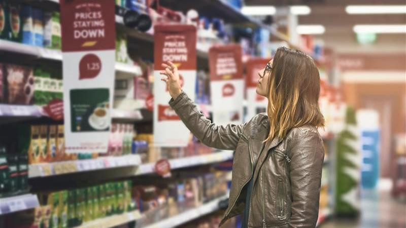 žena u supermarketu, prodavnica, supermarket