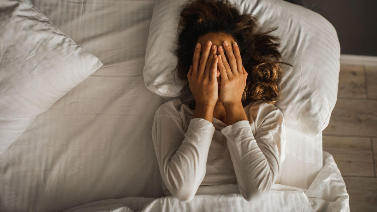 žena u krevetu, žena se budi, stres