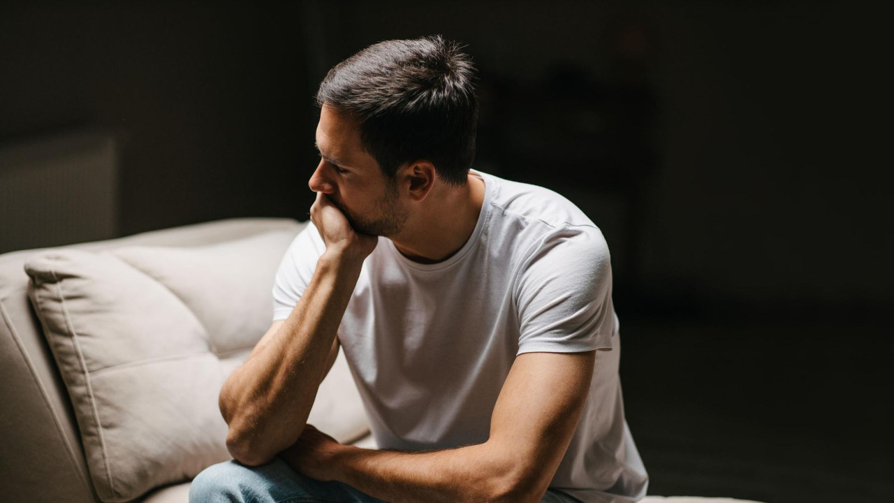 muškarac razmišlja, muškarac zabrinut