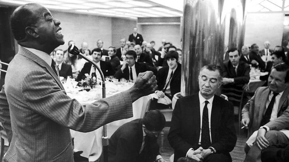 Armstrong u hotelu Savoj, u Londonu 1968. godine