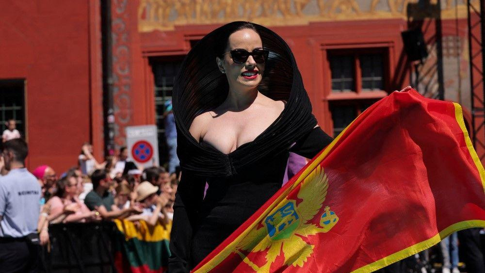 Predstavnica Crne Gore Nina Žižić u defileu svih učesnika na takmičenju u Bazelu. Ovo joj je drugo učešće na Evroviziji, nina žižić, crna gora, pesma evrovizije, evrovizija, Pesma Evrovizije 2025 