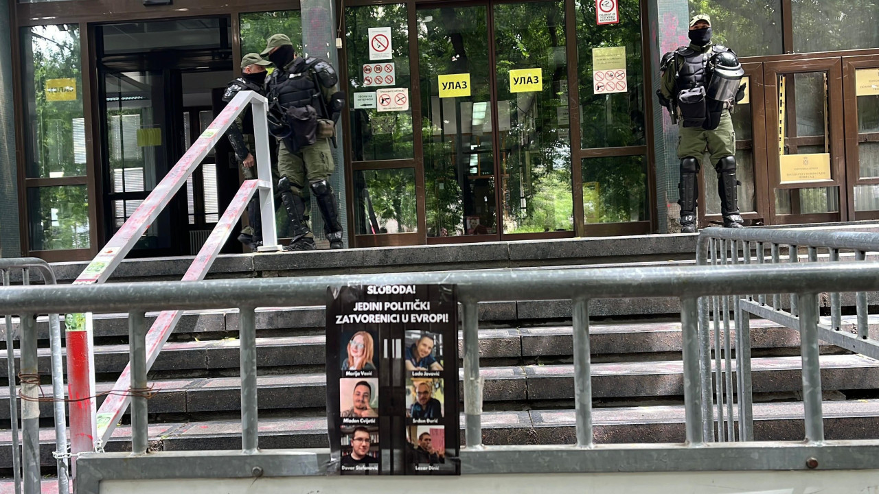 Plakat ispred blokiranog novosadskog suda na kome piše 'jedini politički zatvorenici u Evropi'