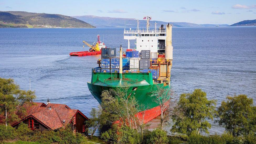 brod u norveškoj, teretni brod se nasukao u norveškoj