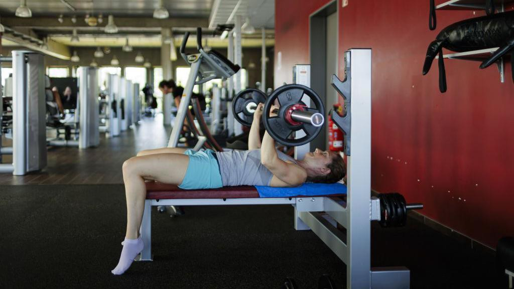 žena podiže tegove