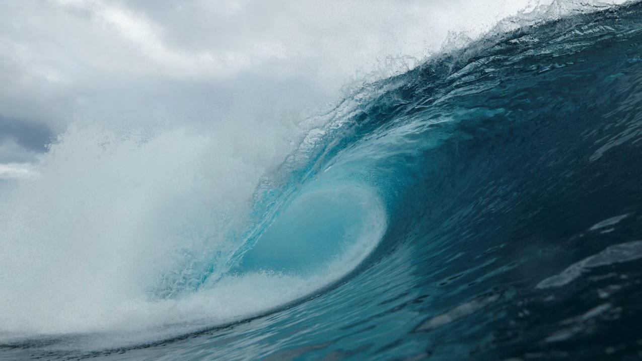veliki talas koji se ruši u okean