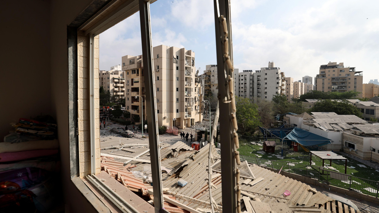 Pogled kroz razbijeni prozor