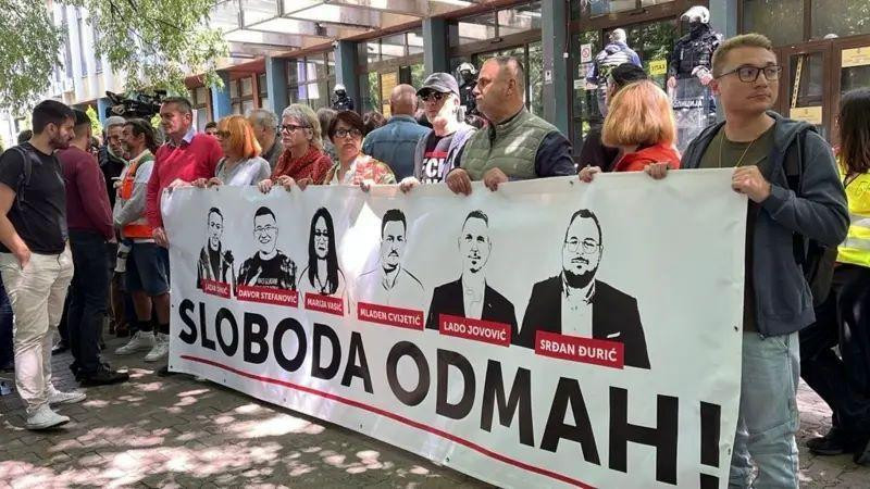 protest u Novom Sadu sa zahtevom za oslobađanje uhapšenih aktivista