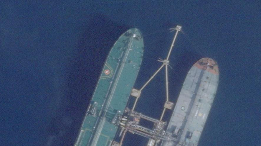 Dva velika tankera za naftu jedan pored drugog na moru